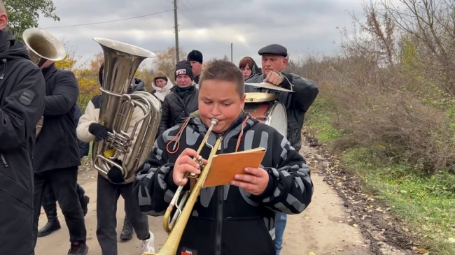 «На уроки не йдемо — їдемо на похорони»: 13-річний музикант  з Рівненщини грає на прощаннях з військовиками 