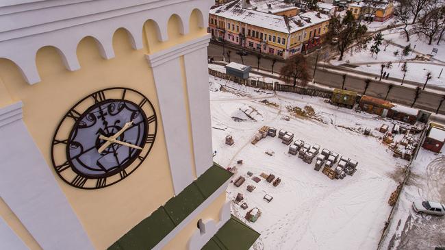 На вежі нового корпусу Острозької академії вже встановили годинники