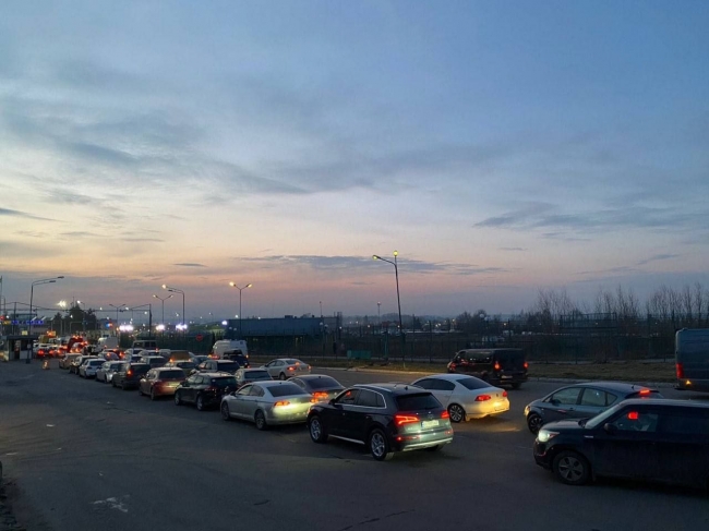 На виїзді з Польщі - величезні затори: українці повертаються додому