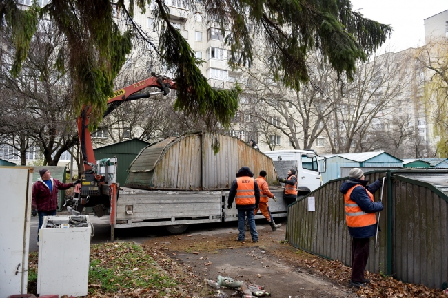На вулиці Київській демонтують незаконні гаражі 