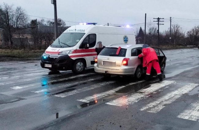 На «зебрі» в Рівному легковик збив пенсіонерку