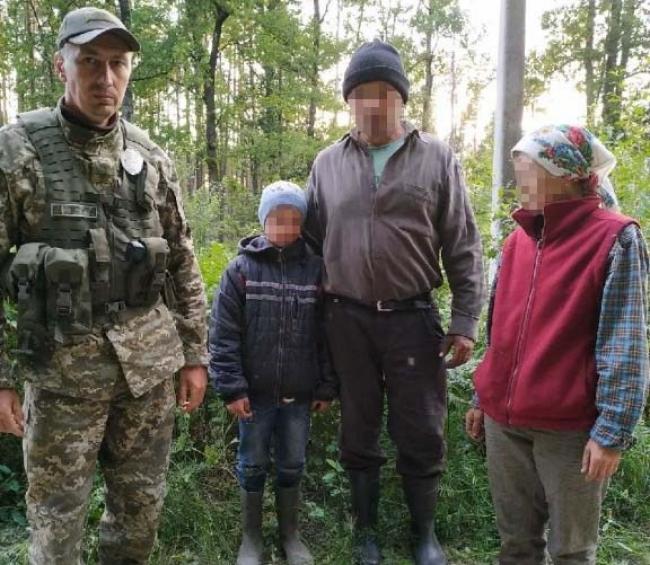 На Житомирщині прикордонники знайшли 9-річного хлопчика, який заблукав, коли збирав чорниці