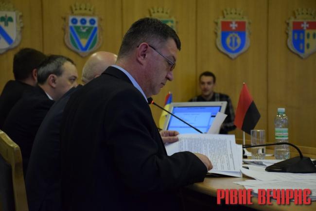 На стіл голови обласної ради та голови ОДА свободівці поставили червоно-чорні прапорці
