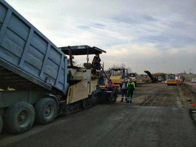 Нагнали техніки і перекрили частину дороги: білоруси ремонтують трасу Рівне-Луцьк