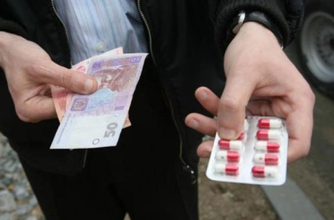 Наркодилери з Одещини продавали наркотики у Рівному