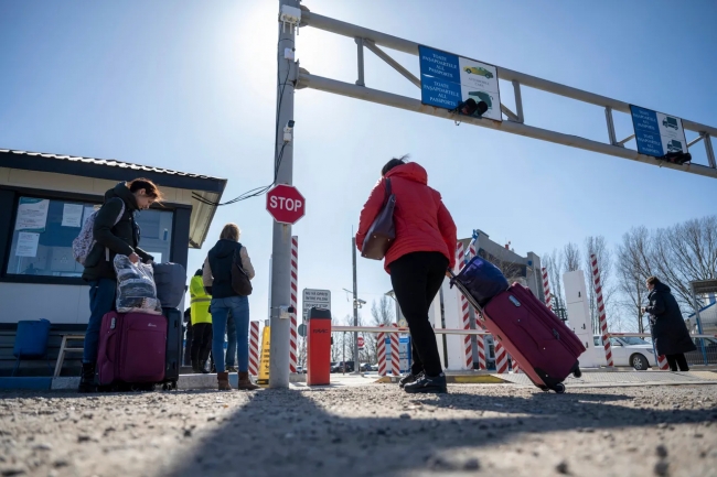 Українські біженці повертаються додому через пункт пропуску на кордоні з Молдовою. Michael G. Seamans / USA TODAY
