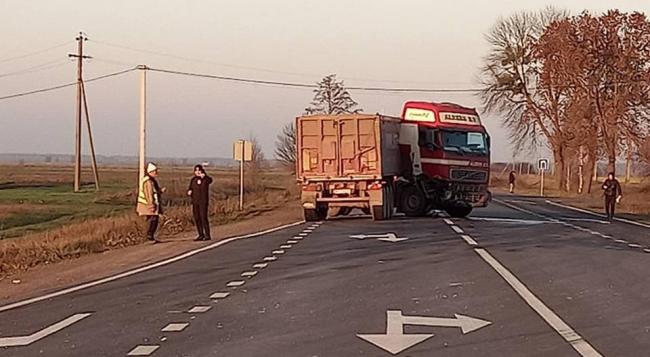 Неподалік Березного легковик зіткнувся з вантажівкою: жінка і дитина загинули (ФОТО)