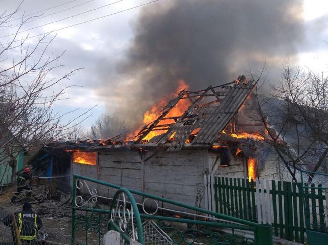 Несподівано спалахнув будинок, в якому ніхто не живе 