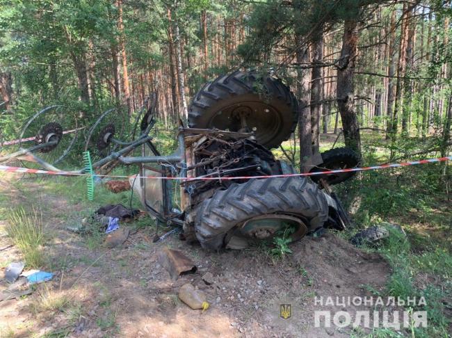 Невдалий обгін: на Рівненщині вантажівка врізалася у трактор