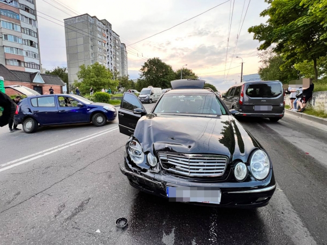 Невдалий розворот «Dacia Sandero» на Богоявленській спричинив автопригоду з потерпілими