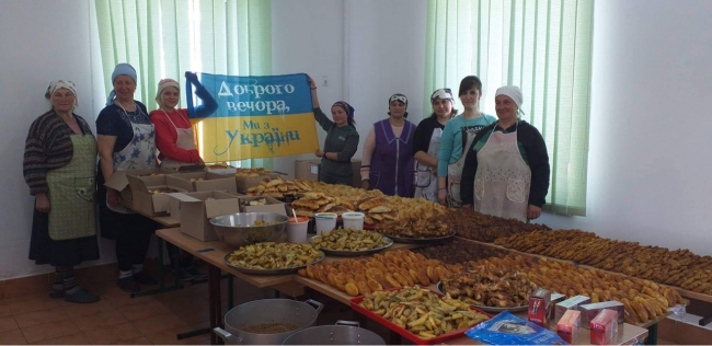 «Незламні» волонтери Рівненщини відправили кілька десятків автомобілів з харчами та речами для військових