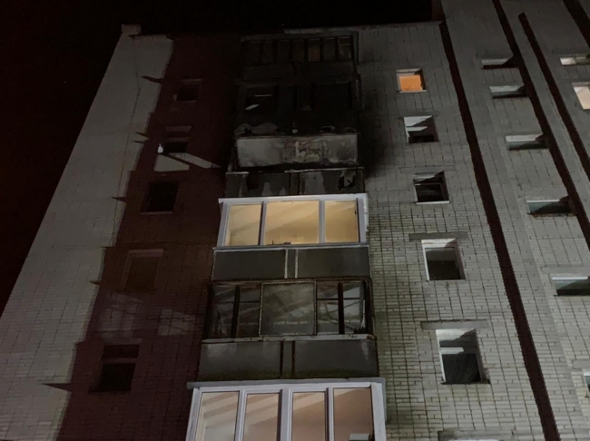 Нічну темряву Рівного освітив палаючий балкон 9-поверхівки (ФОТО/ВІДЕО)