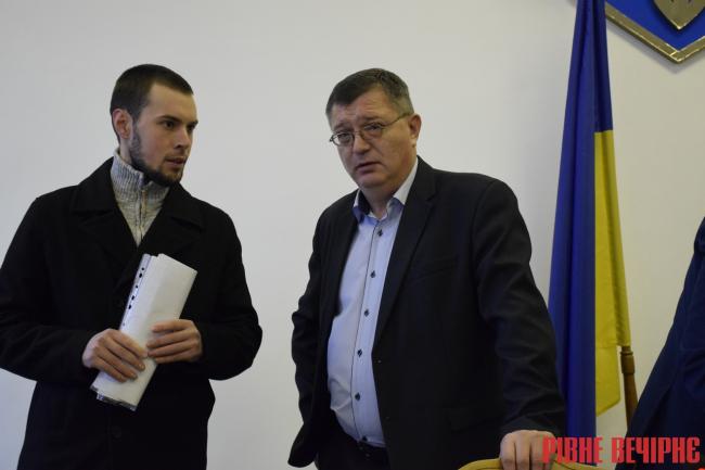 Сергій Свисталюк на фото - справа, поруч - керівник міського Правого сектора Олександр Подвишений
