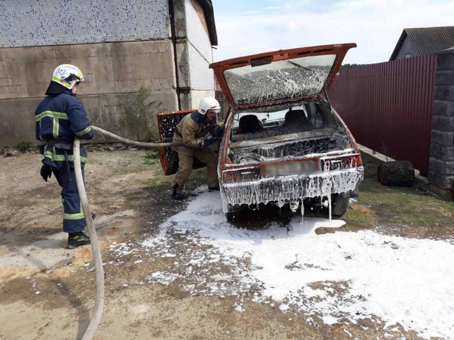 Острозькі вогнеборці врятували від знищення вогнем легковий автомобіль 