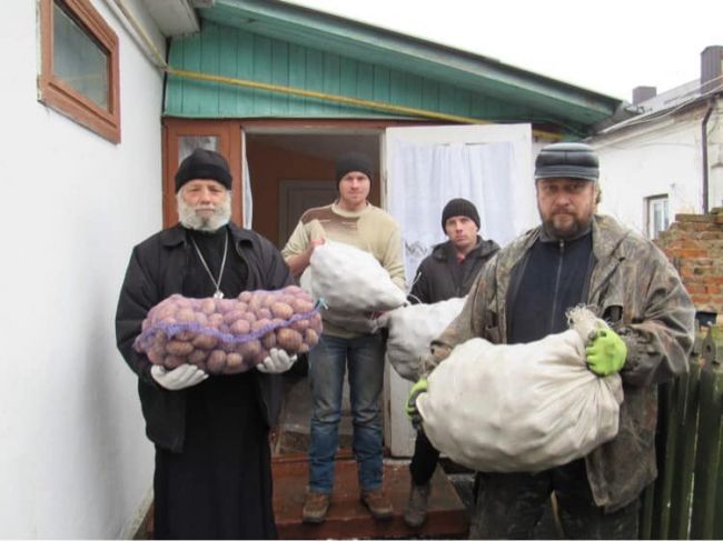 Отці з Рівненщини повезуть картоплю для стареньких на Донбас