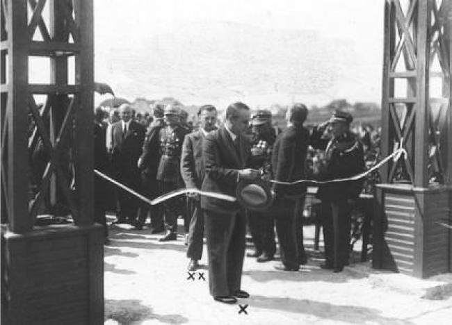 Відкриття парку в Рівному, стрічку перерізають волинський воєвода Генрік Юзевський та директор філії Банку господарства крайового в Рівному Тадеуш Шемплінський. 1933 рік