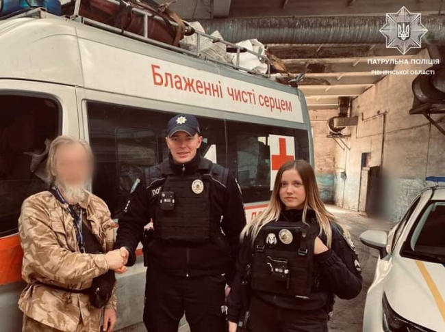 Патрульні на Дубенщині допомогли медику, який з Польщі їхав на фронт