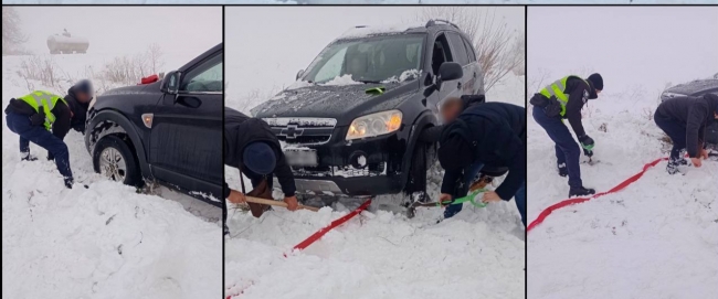 Патрульні відкопали авто зі снігу