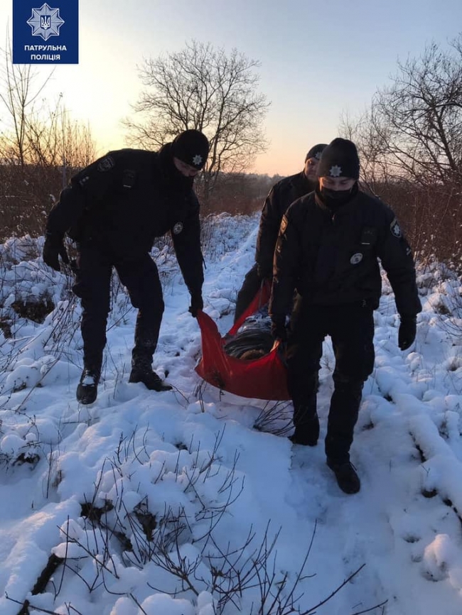 Патрульні врятували у Рівному чоловіка, який замерзав у хащах на снігу
