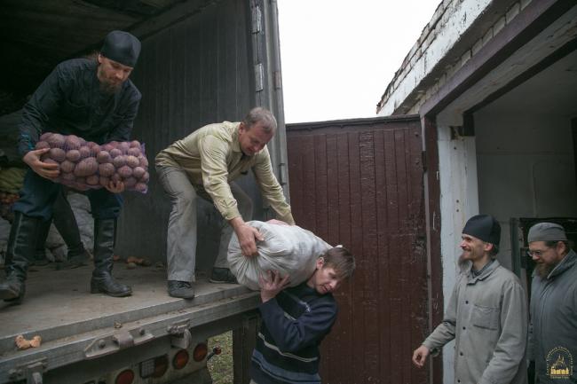 Передали у лавру понад сто тонн картоплі для ченців та переселенців зі сходу