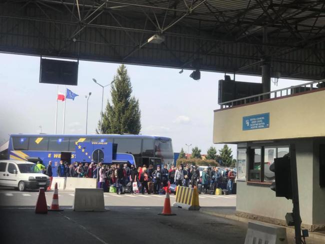 Перейти кордон з Польщі в Україну забороняють, заганяють в автобус, де з усіх збирають гроші