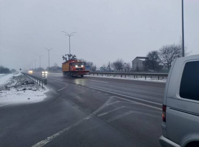 «Перезимуємо і весну», - на Рівненщині дорожники боролися зі снігом