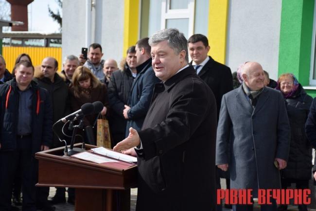 Петро Порошенко під час торішнього візиту на Рівненщину