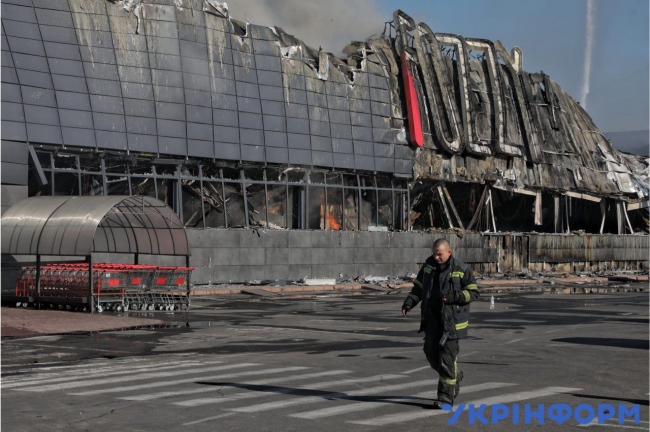 Під час нічної атаки рашистів загорівся гіпермаркет в Одесі