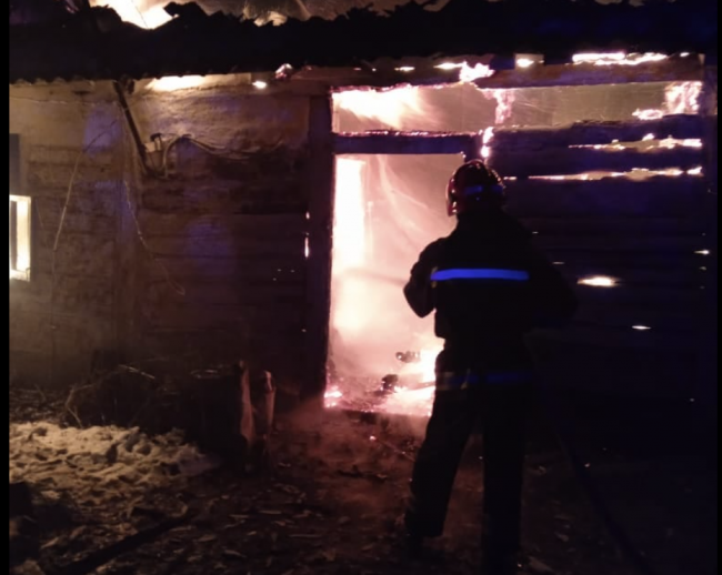 На Дубенщині під час пожежі місцевий житель обпік кінцівки 