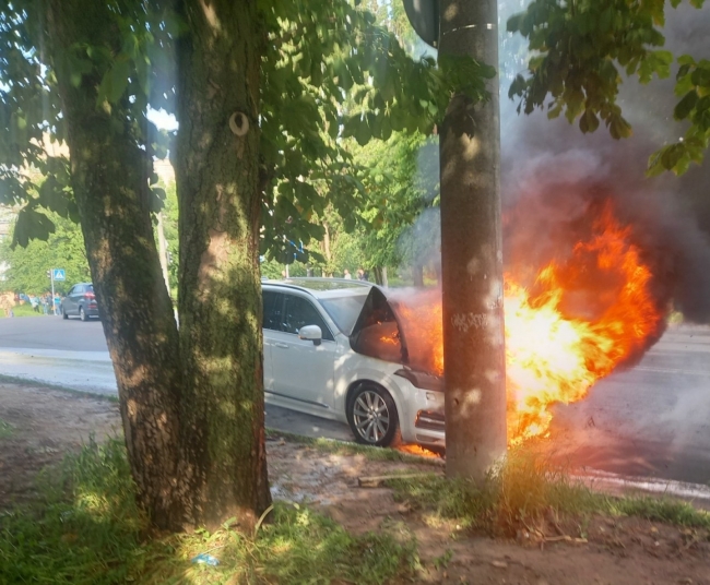Під час руху в Рівному авто загорілося як смолоскип (ФОТО)