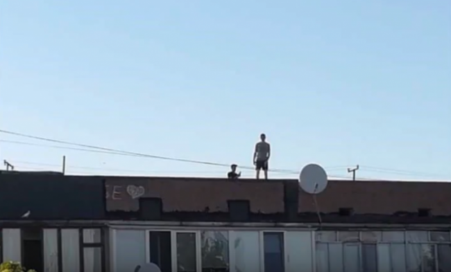 Підлітки гуляють на дахах