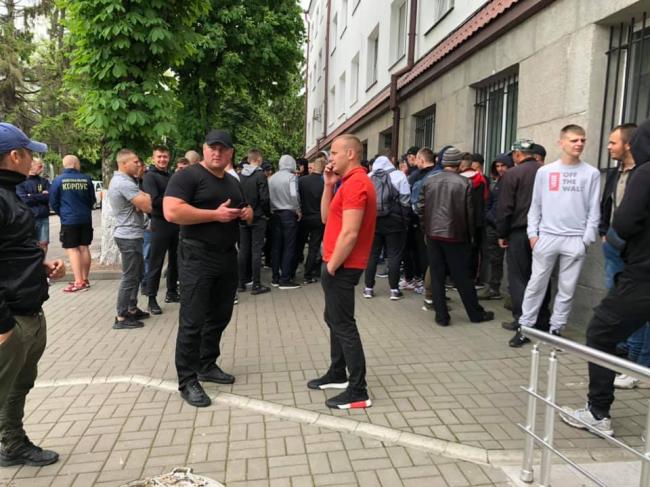 Пікет у Рівному: вимагають звільнити керівника поліції Березнівщини