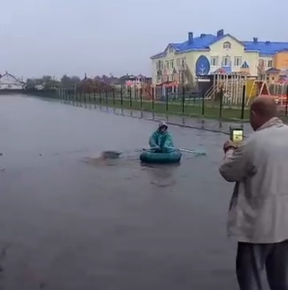 Після зливи чоловік пересувався по Березному на човні (ВІДЕО)
