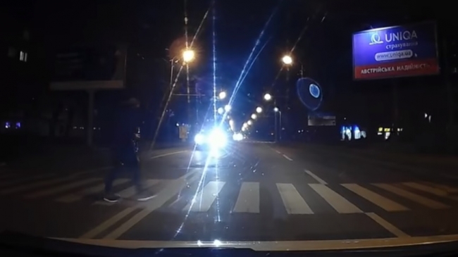Показали, чому вночі у Рівному пішоходи опиняються під колесами авто (ВІДЕО)