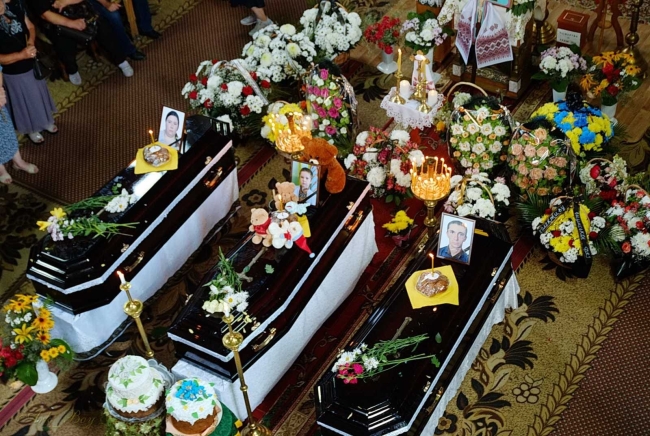 Поховали загиблу в ДТП на Рівненщині сім’ю (ФОТО)