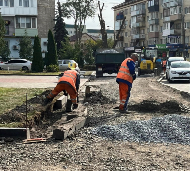 Поклали у центрі Рівного асфальт, бо так швидше