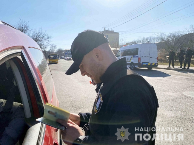 Поліцейські мобільного блокпосту перевірили на Рівненщині майже п’ять тисяч автомобілів