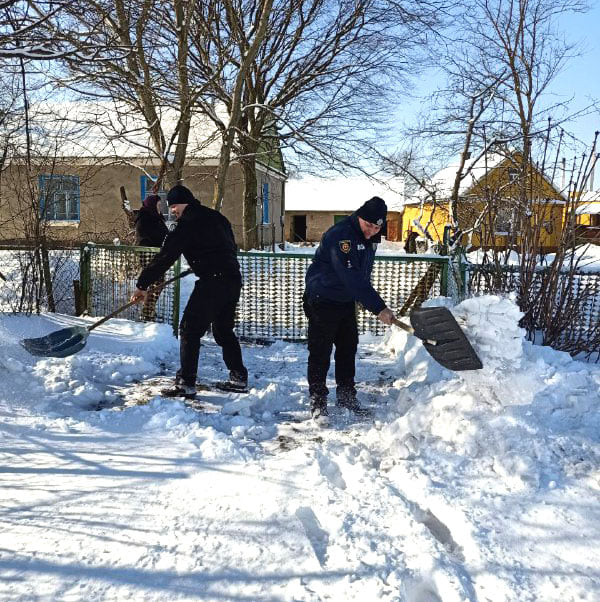 Поліцейські на Рівненщині розчищають сніг у подвір’ях одиноких пенсіонерів (ФОТО)