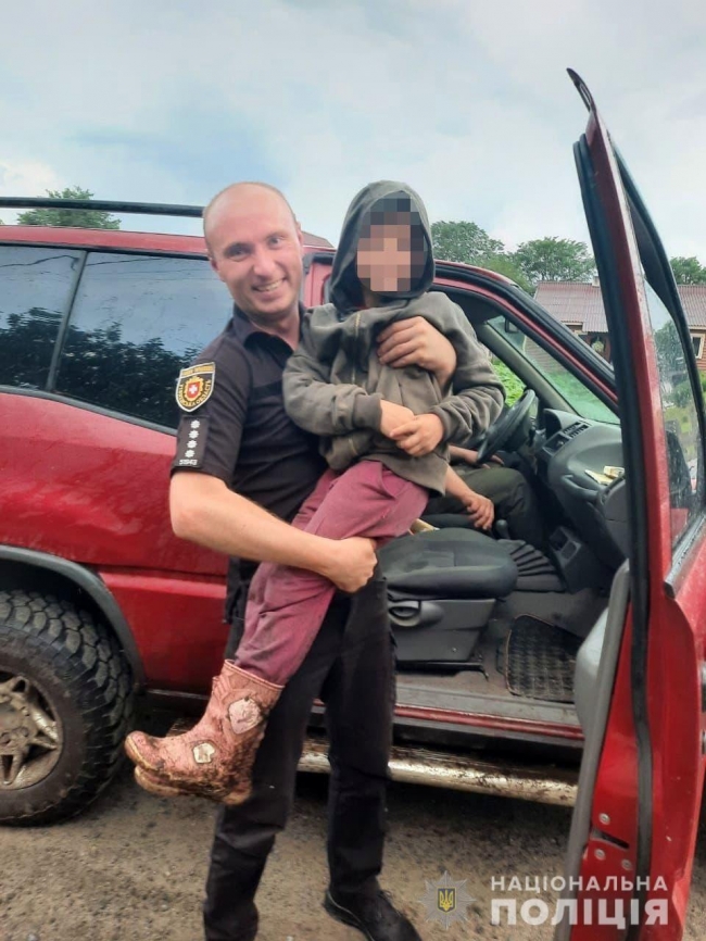 Поліцейські повернули додому дівчинку, яка збирала чорниці і загубилася у лісі (ВІДЕО)