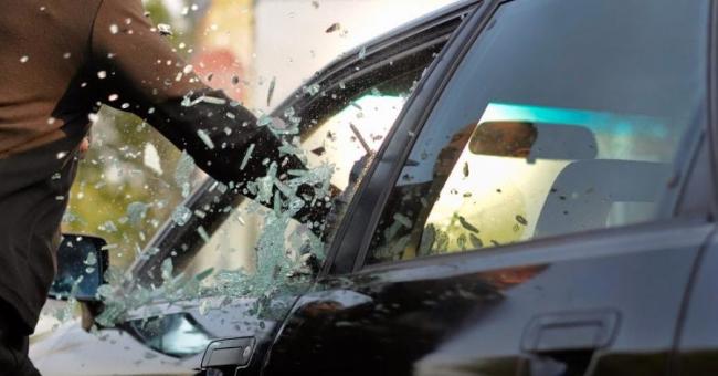 Поліцейські розшукали хуліганів, що розбили вікна в авто костопільчанина