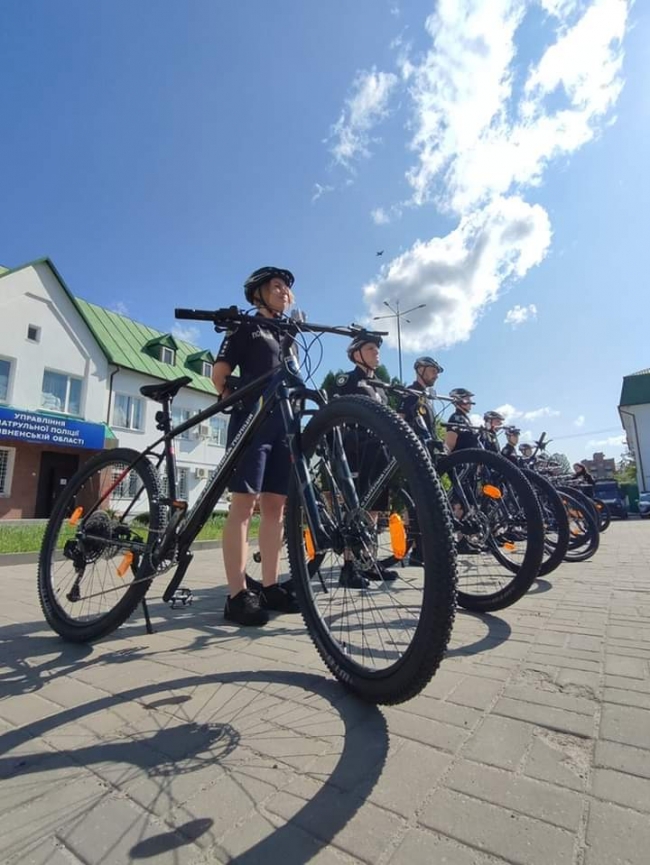Поліцейським Рівного передали велосипеди від німецьких партнерів