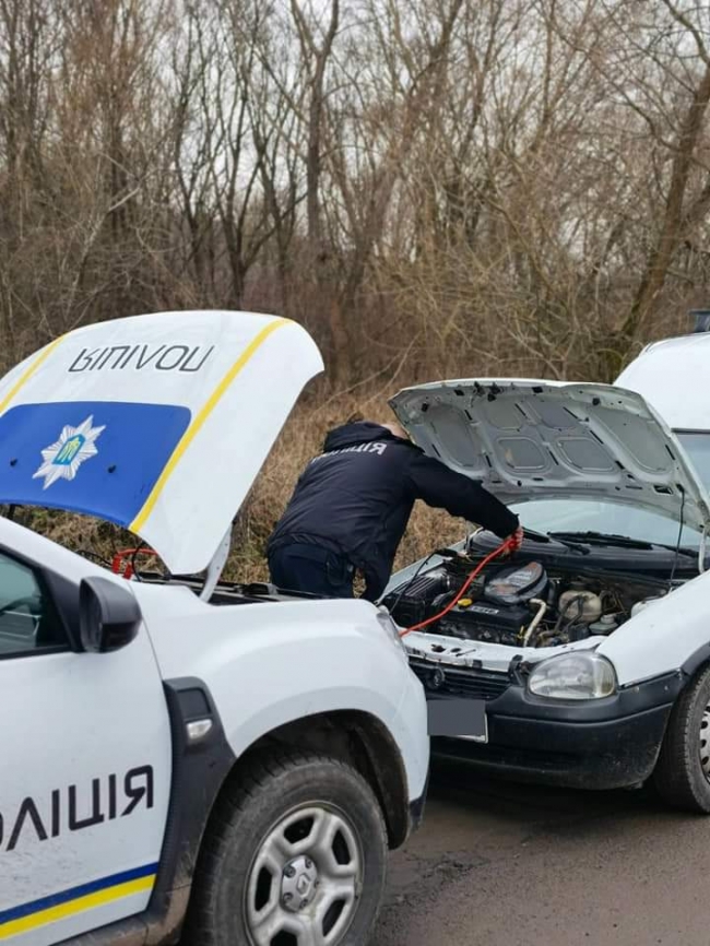 Поліцейські офіцери допомогли на Дубенщині кур'єру, у якого авто вийшло з ладу 