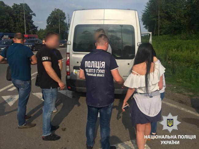 Поліція затримала чоловіка, який віз двох дівчат на продаж до Словаччини  