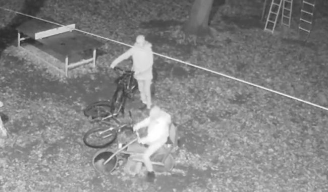У Дубні підлітки-хулігани спеціально зламали дерев`яного мотоцикла (ВІДЕО)