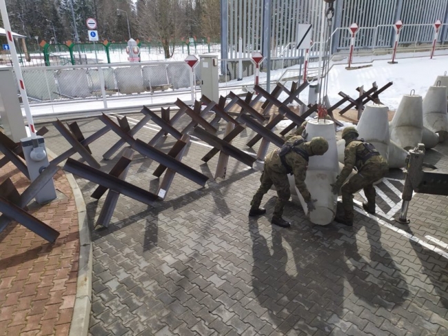 Польща поставила на кордоні з Білоруссю протитанкові їжаки (ФОТО)