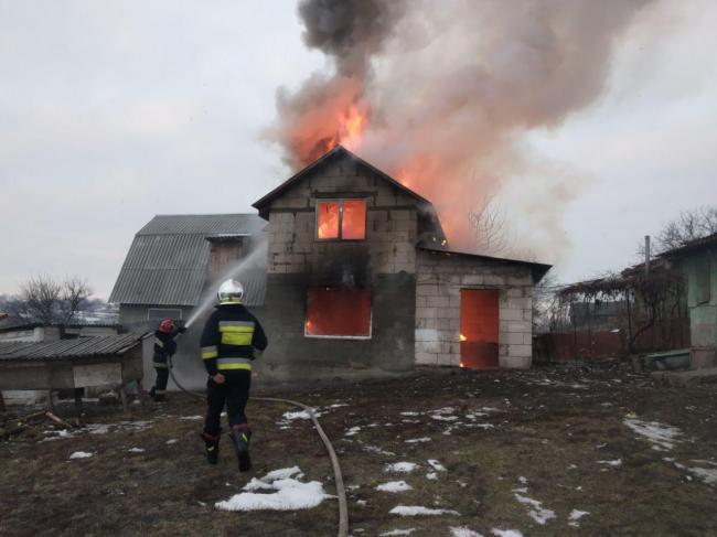 Рятувальники понад дві години гасили будинок на Рівненщині  (ВІДЕО)