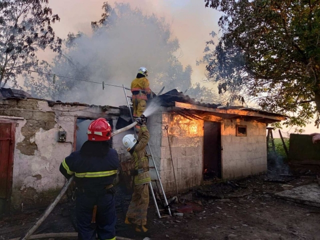 Понад годину п`ять рятувальників гасили пожежу в Мощаниці