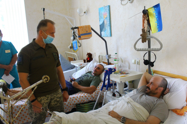 Командувач Сухопутних Військ ЗСУ генерал-лейтенант Олександр Сирський під час відвідування поранених у Центральному військовому шпиталі    