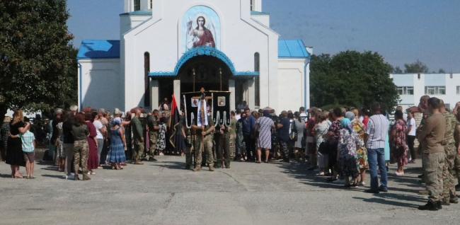 Повернувся з Польщі, щоб боронити країну: у Вараші попрощалися з Героєм 