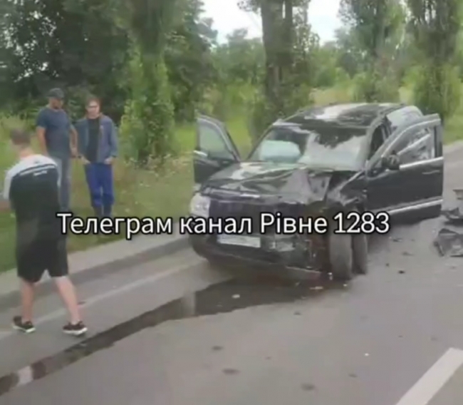 Позашляховик зім'яло: у Рівному - ДТП (ВІДЕО)